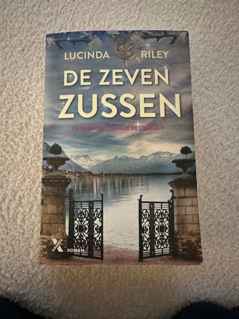 Zeven Zussen, Ophalen of Verzenden, Zo goed als nieuw, Lucinda Riley