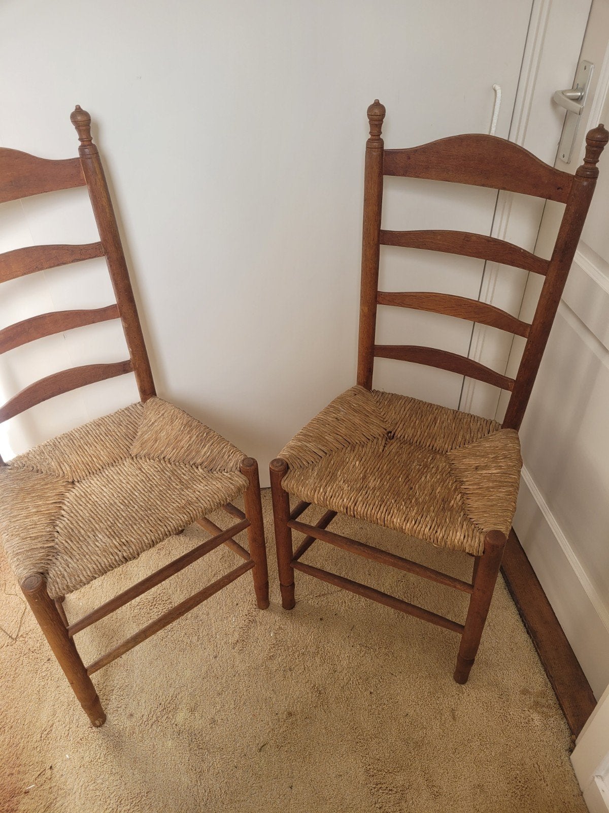 set v 2 antieke houten stoelen knoppen rieten zitting stoel, Ophalen