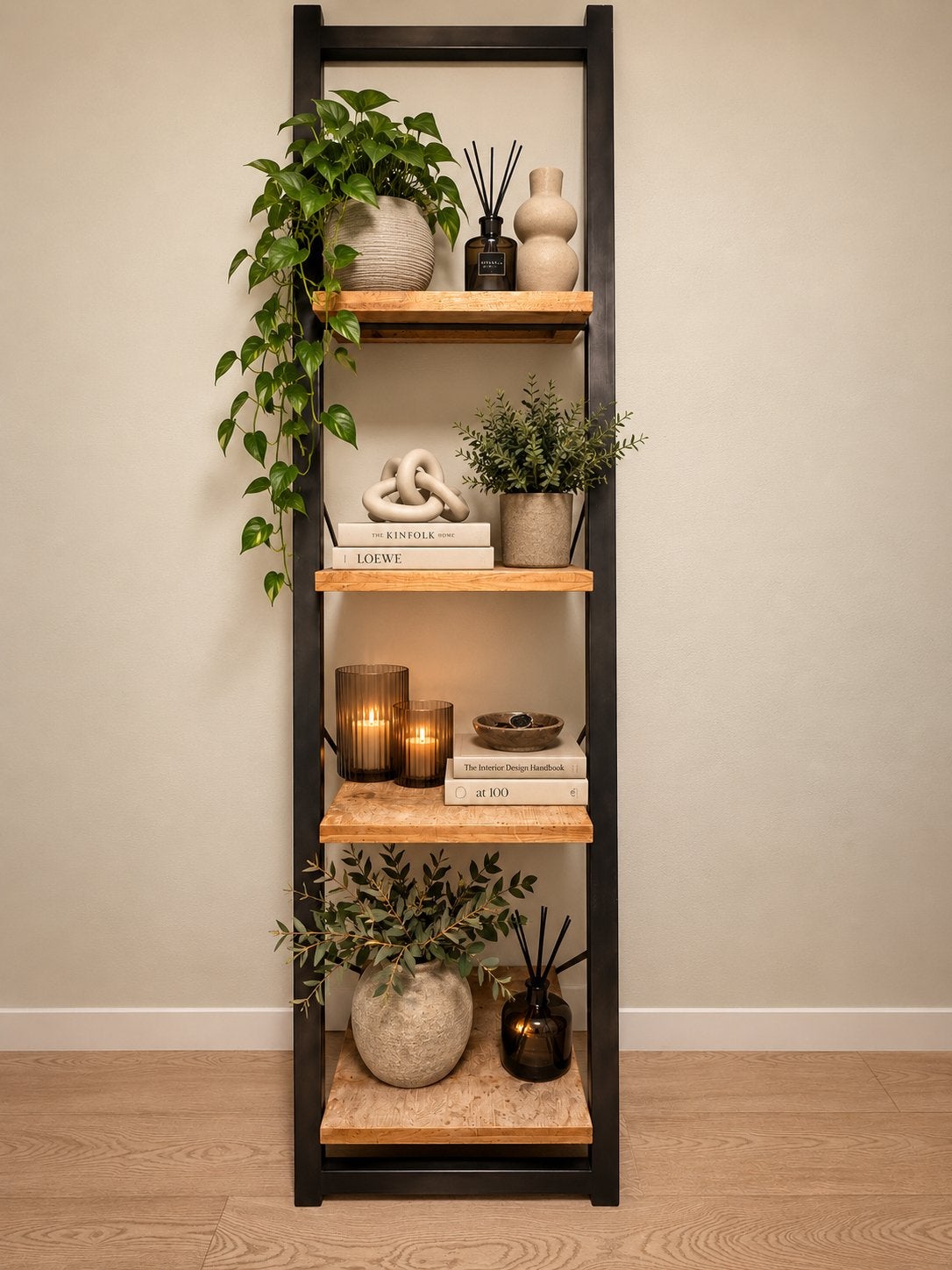 Open wandkast met houten planken