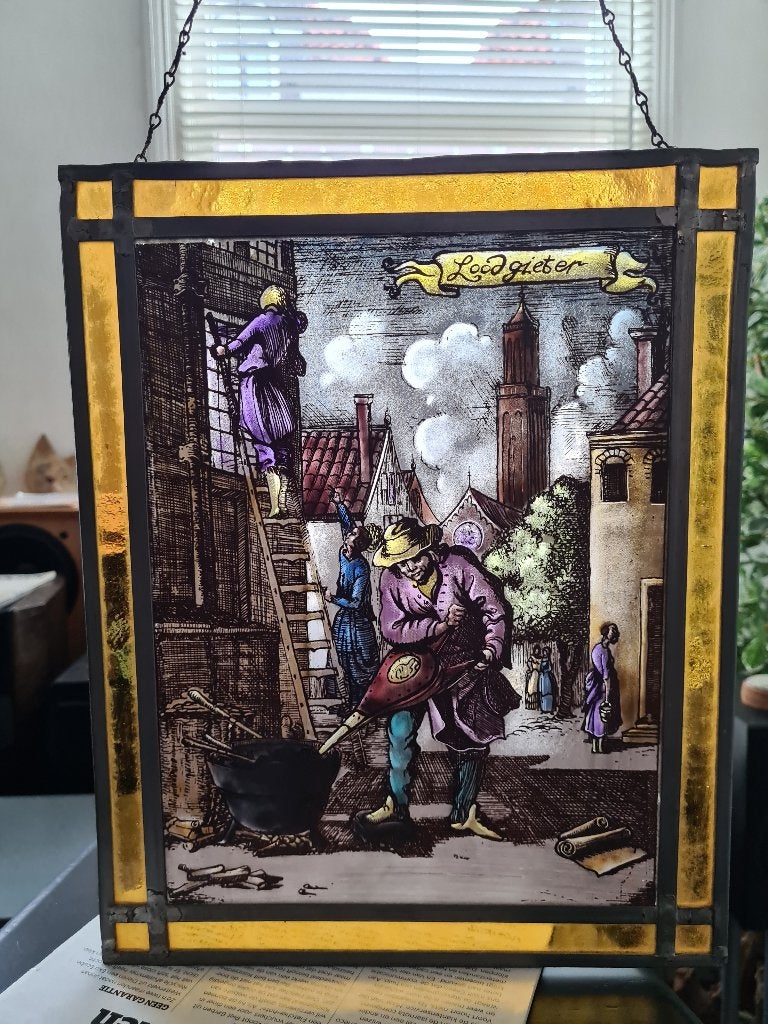 Mooi Glas in lood raamhanger "De Loodgieter", Antiek en Kunst, Antiek | Glas en Kristal, Ophalen