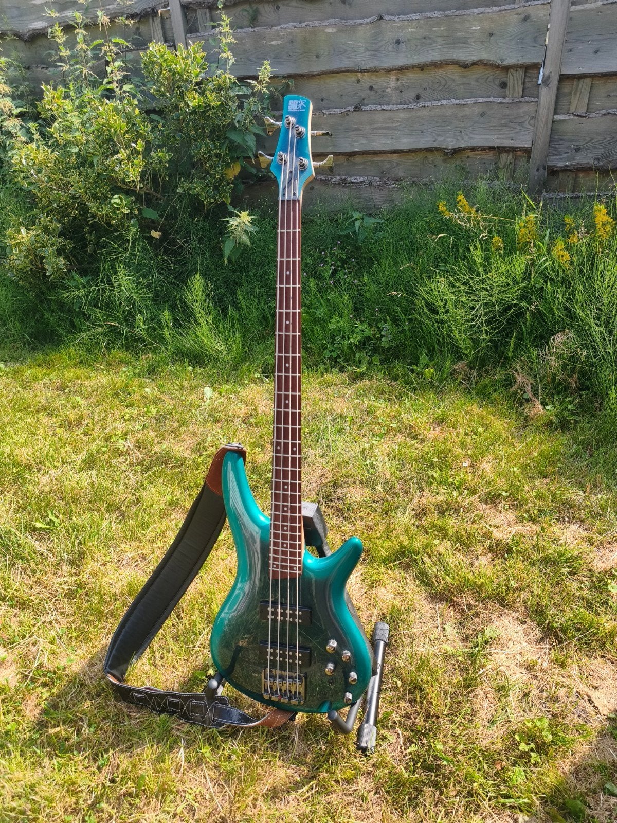 Ibanez SR300E basgitaar + Fender Rumble 25 versterker, Muziek en Instrumenten, Snaarinstrumenten | Gitaren | Bas, Ophalen, Zo goed als nieuw