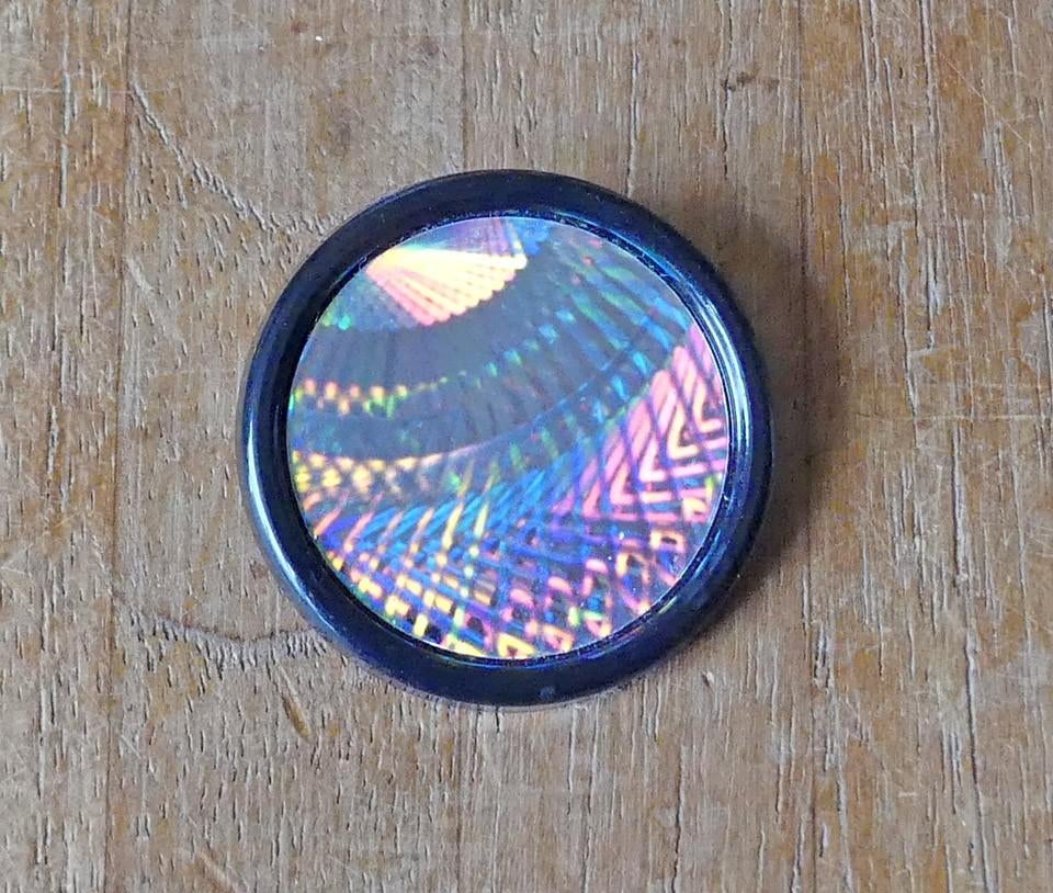 Hologram pin 3D holo print speldje rond, Ophalen of Verzenden, Gebruikt, Overige onderwerpen, Speldje of Pin