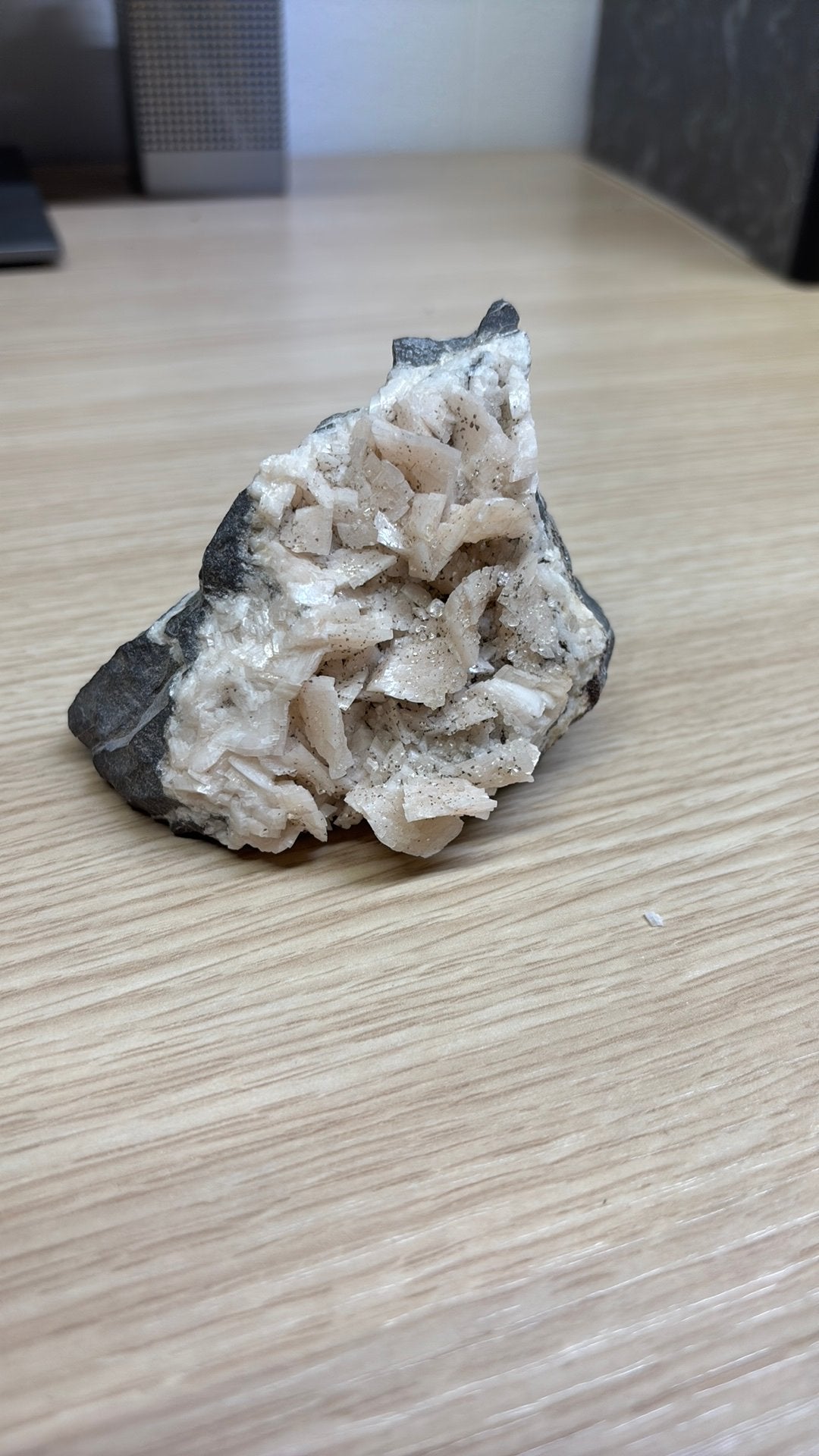 Bijzondere Steen met Kristalformaties, Verzamelen, Mineralen en Fossielen, Ophalen of Verzenden, Mineraal