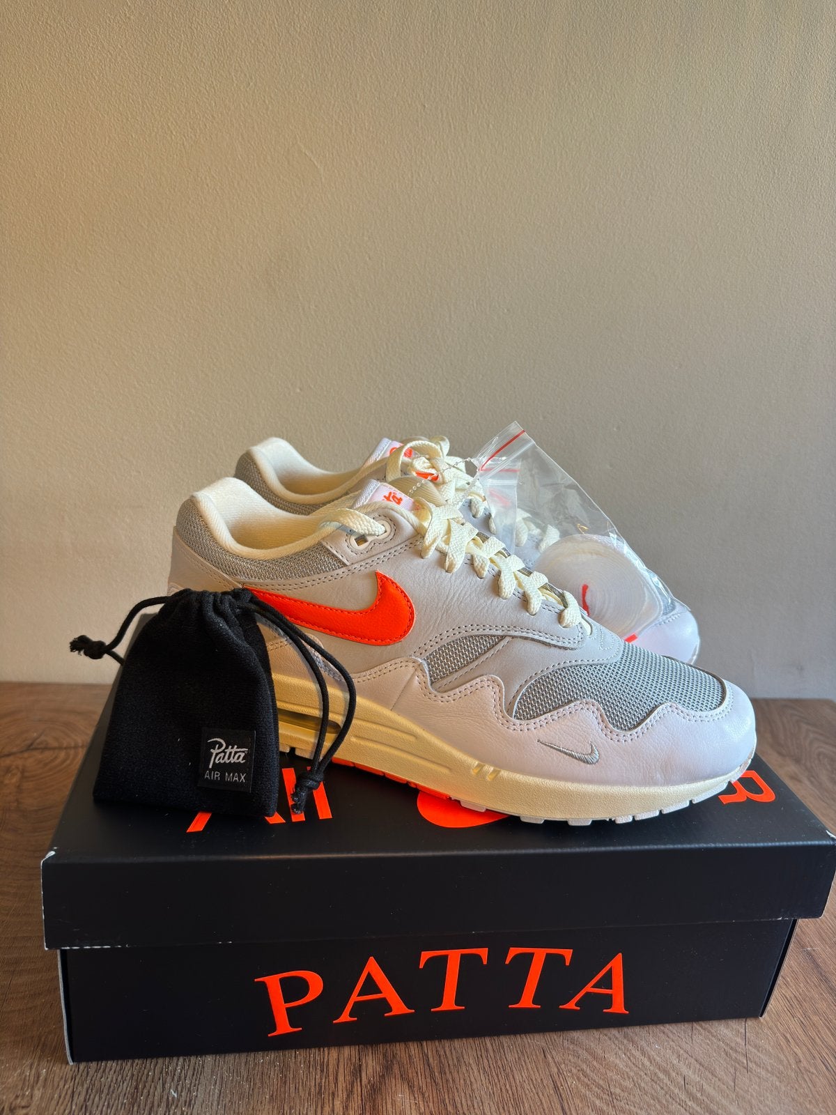 Nike Air Max 1 Patta Waves White Hyper Crimson in maat 44, Kleding | Heren, Ophalen of Verzenden, Zo goed als nieuw, Wit
