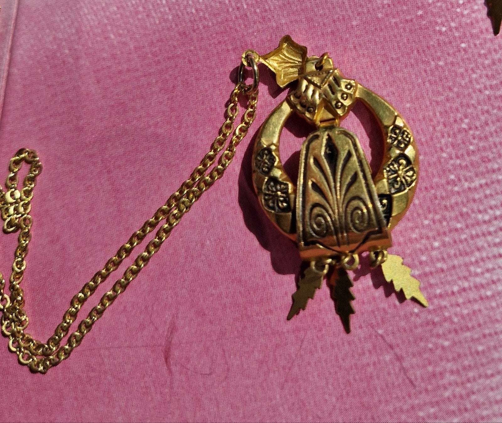 Antieke kettinghanger antiek Brits Etruscan Revival 1890, Ophalen of Verzenden, Zo goed als nieuw, Goud, Overige materialen