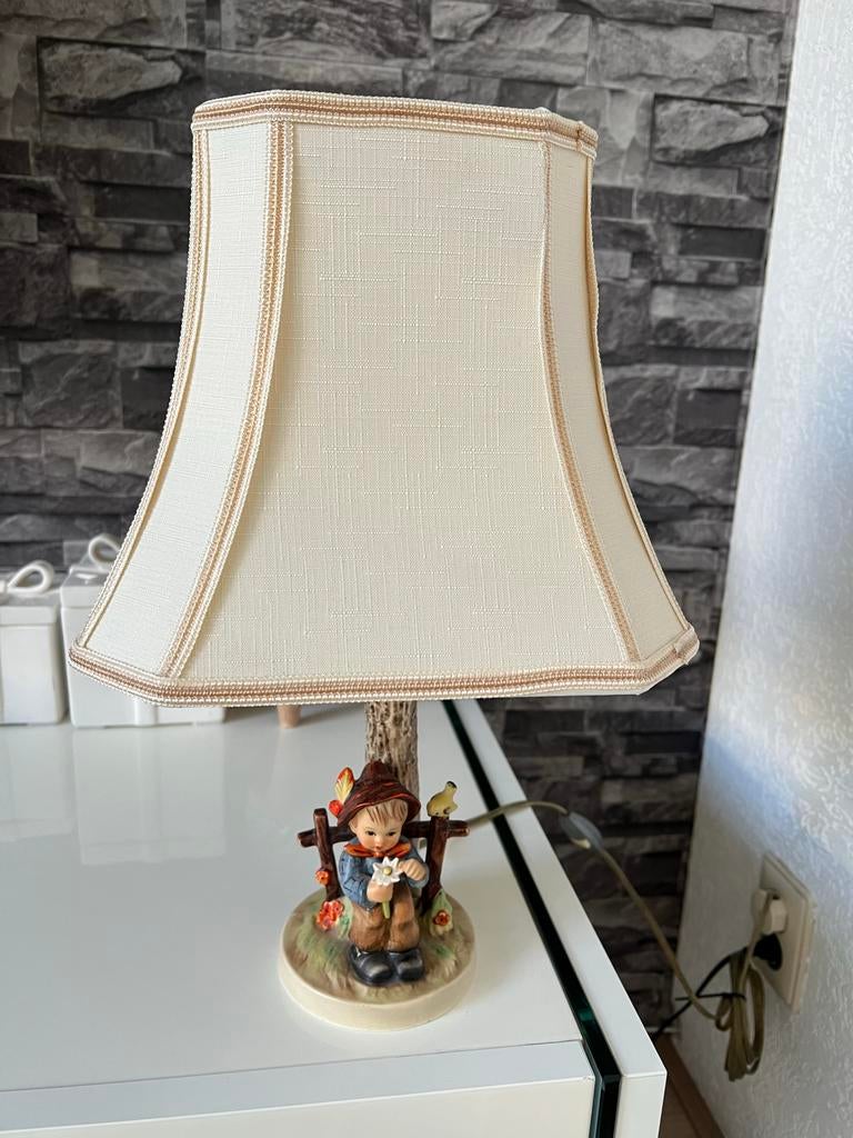 Vintage Hummel Goebel Tafellamp met Jongetje en Vogel, Ophalen of Verzenden, Gebruikt, Stof, Minder dan 50 cm