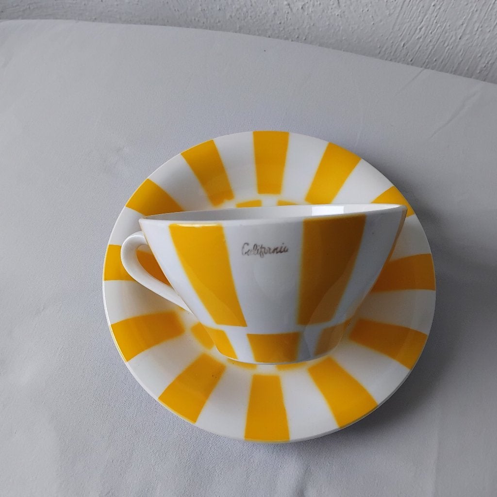 Genieten van je chocolademelk, california oker kop + schotel, Ophalen of Verzenden, Zo goed als nieuw, Overige stijlen, Kop(pen) en/of Schotel(s)