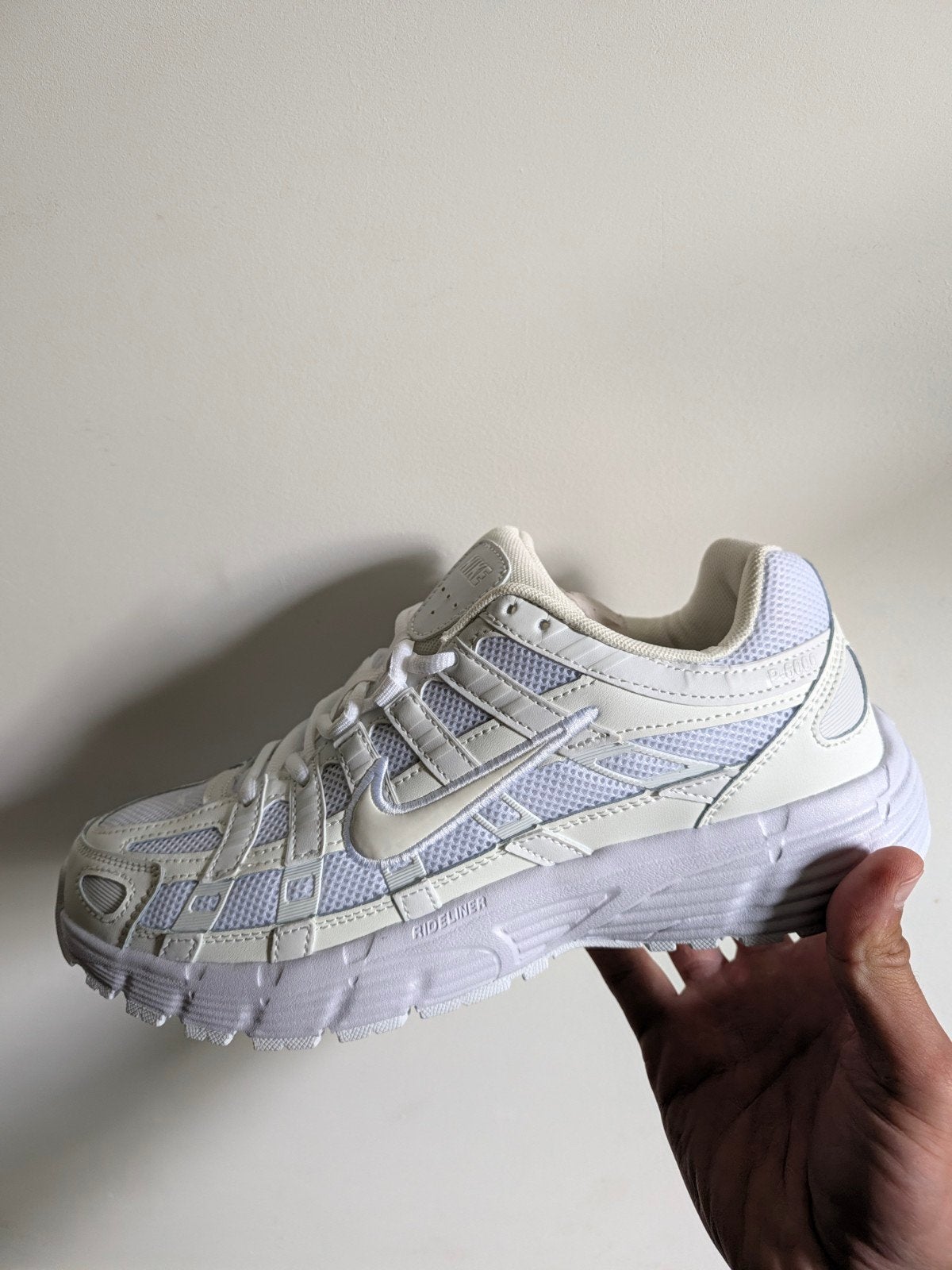 Nike P-6000 Witte Sneakers - Maat 44, Kleding | Heren, Wit, Nike, Nieuw, Ophalen of Verzenden