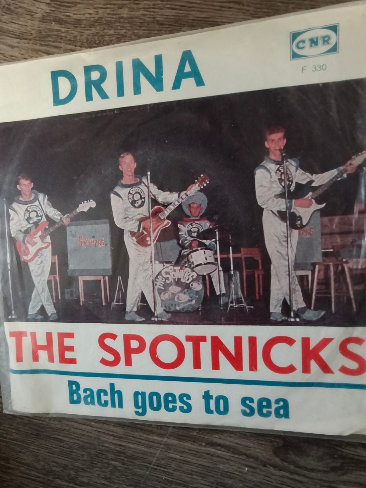 The Spotnicks – Drina / Bach Goes to Sea (1963) CNR F330 Vin, Cd's en Dvd's, Gebruikt, 7 inch, Ophalen of Verzenden, EP