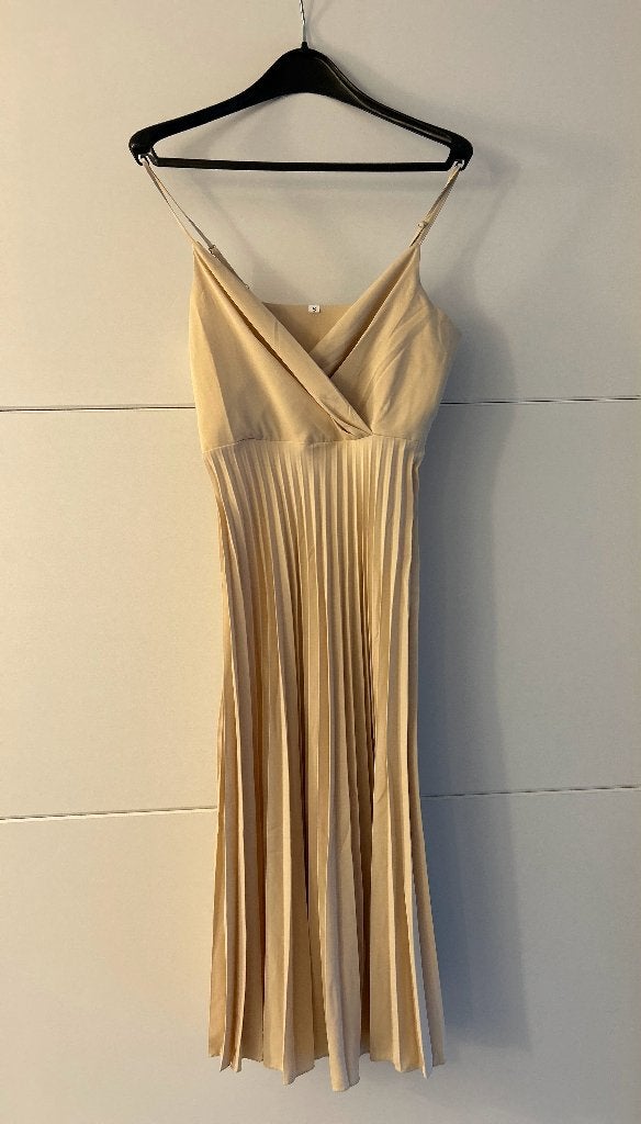 Beige lange jurk met plooitjes, Beige, Ophalen of Verzenden, Zo goed als nieuw, Maat 36 (S)