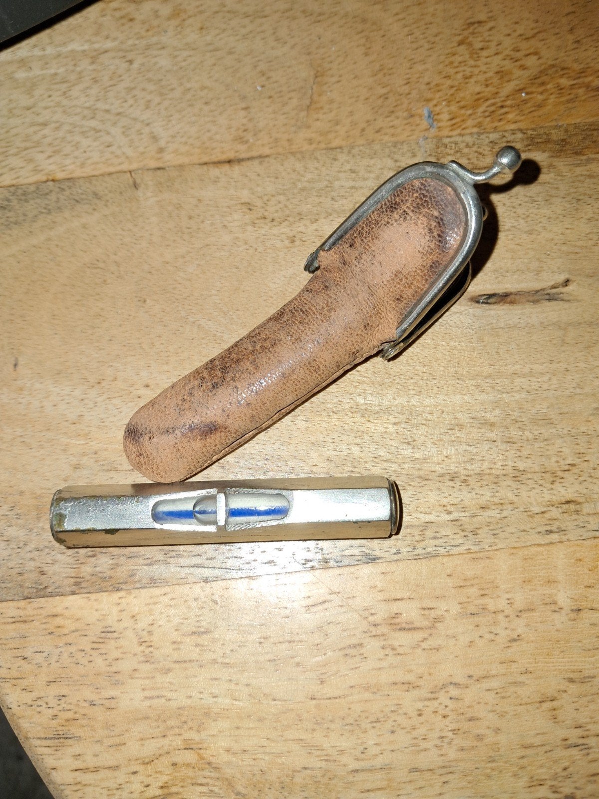Vintage Waterpas met Leren Etui - Antiek Gereedschap, Antiek en Kunst, Ophalen of Verzenden