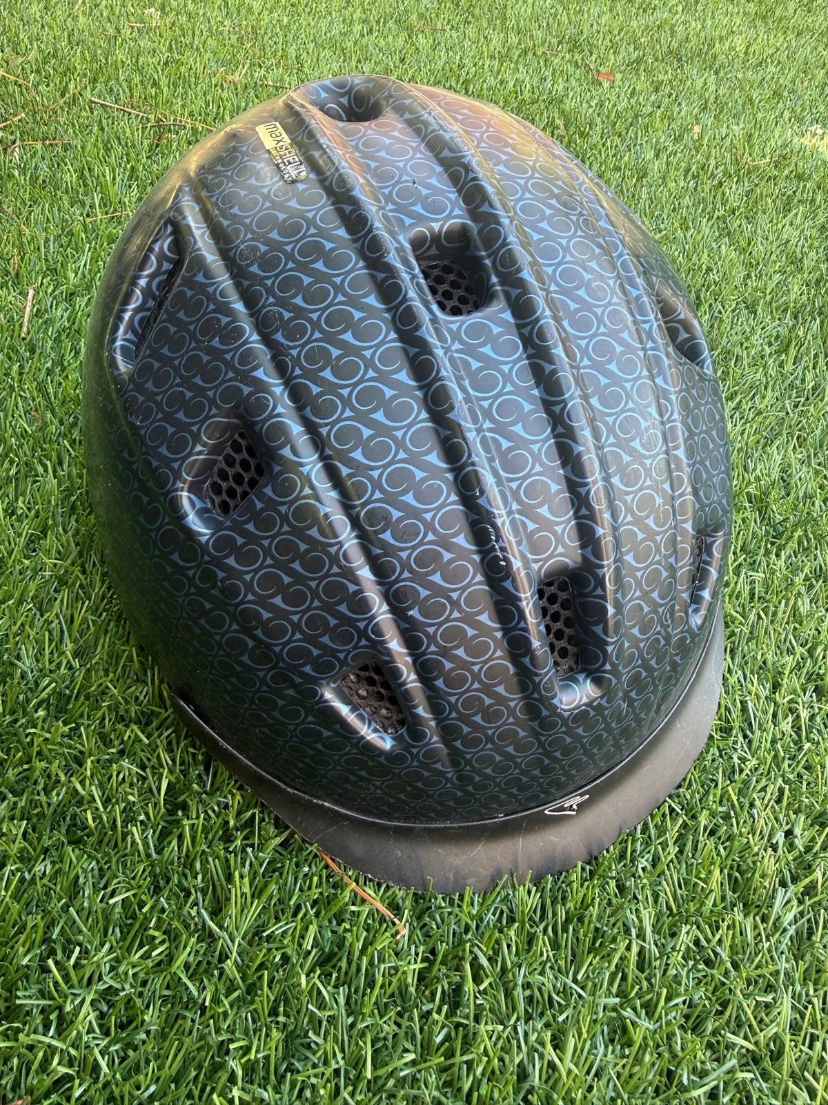 KED Maxshell fietshelm, zwart met blauw patroon, Ophalen, Zo goed als nieuw, Overige maten, Jongen of Meisje