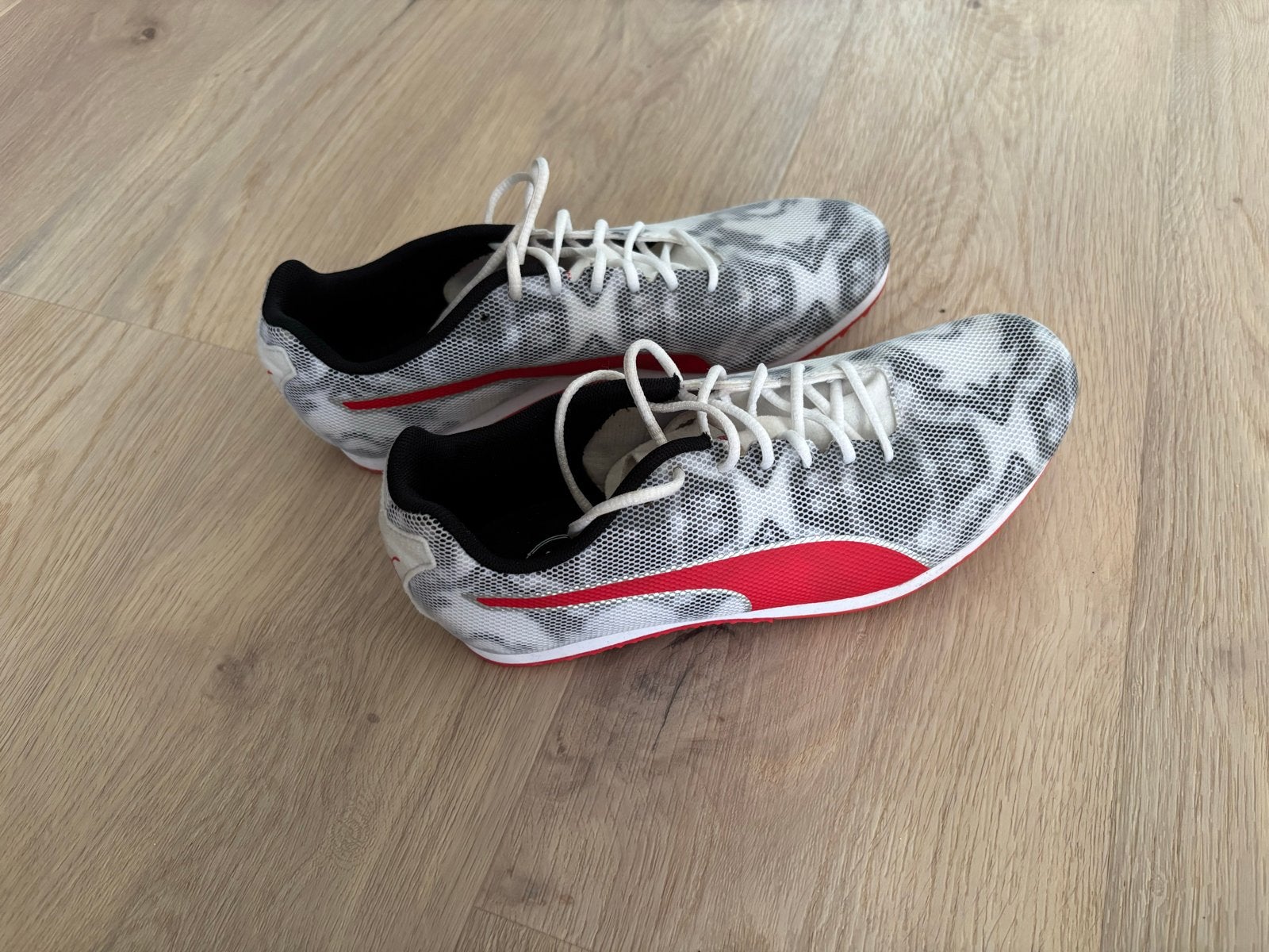 Puma Spikes Maat 38 - Wit/Rood, Ophalen of Verzenden, Zo goed als nieuw, Hardlopen, Spikes