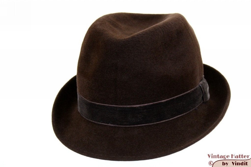 kleine Vintage Gleufhoed Tonak bruin fluweel 54, 134 t/m 140, Gebruikt, Hoed, Ophalen of Verzenden