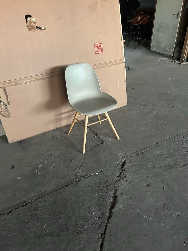 Moderne Eetkamerstoel - Lichtgrijs met Houten Poten, Huis en Inrichting, Stoelen, Ophalen, Gebruikt, Overige kleuren, Eén