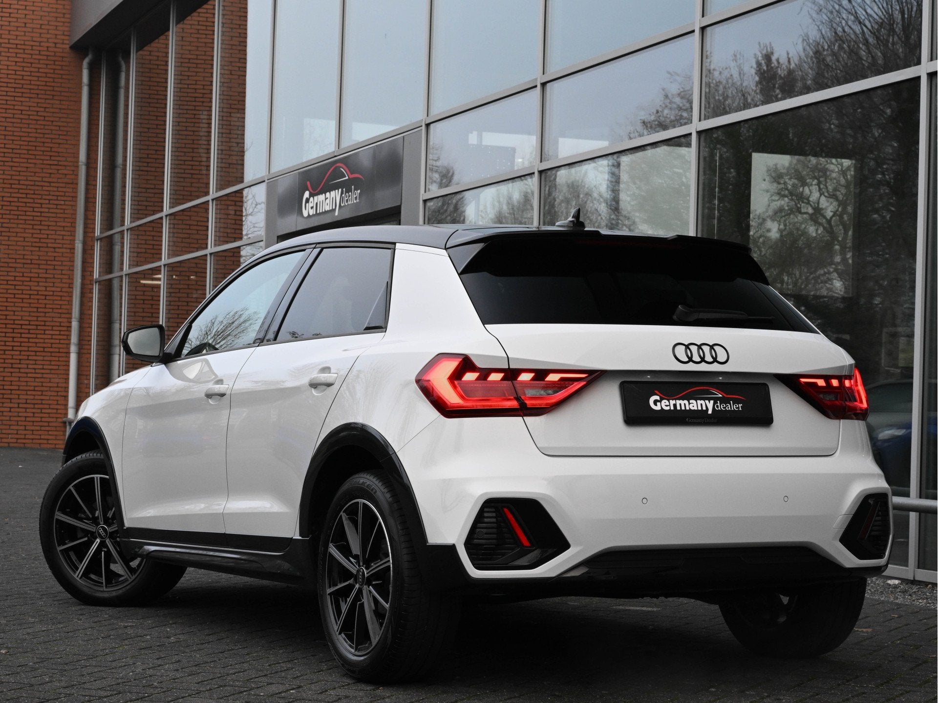 Audi A1 citycarver 35TFSI 150PK Bi-Tone Cruise Lane Ass. Vir, Auto's, Audi, Zwart, 4 cilinders, Automatische klimaatregeling, Leder en Stof