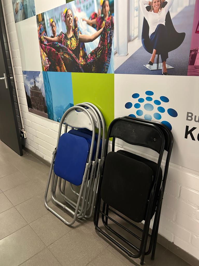 Vijf klapstoeltjes, waarvan één met lichte beschadiging, Ophalen, Gebruikt, Overige kleuren, Metaal