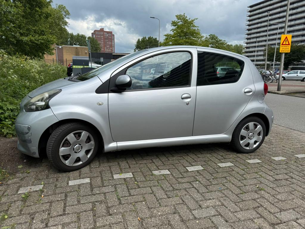 Toyota Aygo 1.0 12V Vvt-i 5DRS 2009 Grijs, Voorwielaandrijving, 4 stoelen, 68 pk, Origineel Nederlands