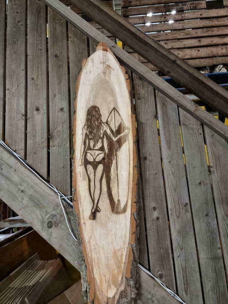 Foto 3 van Boomstam /schijf met Gravure: Dame met Surfplank 112cm