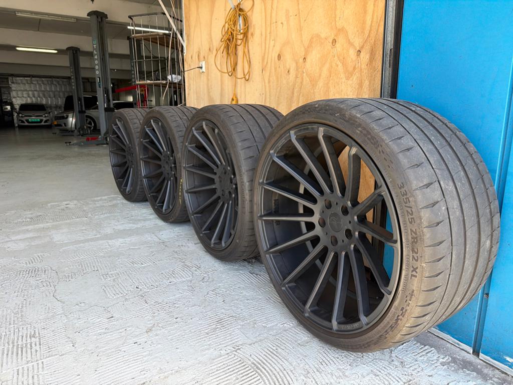 Hamann breedset 22 inch velgen met zomerbanden, Ophalen, Gebruikt, 335 mm, Banden en Velgen