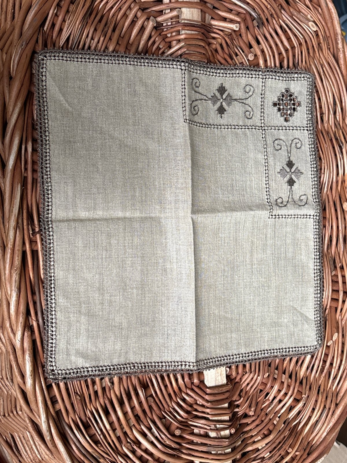 Vintage geborduurd linnen kleedje - 29x28,5 cm, Ophalen