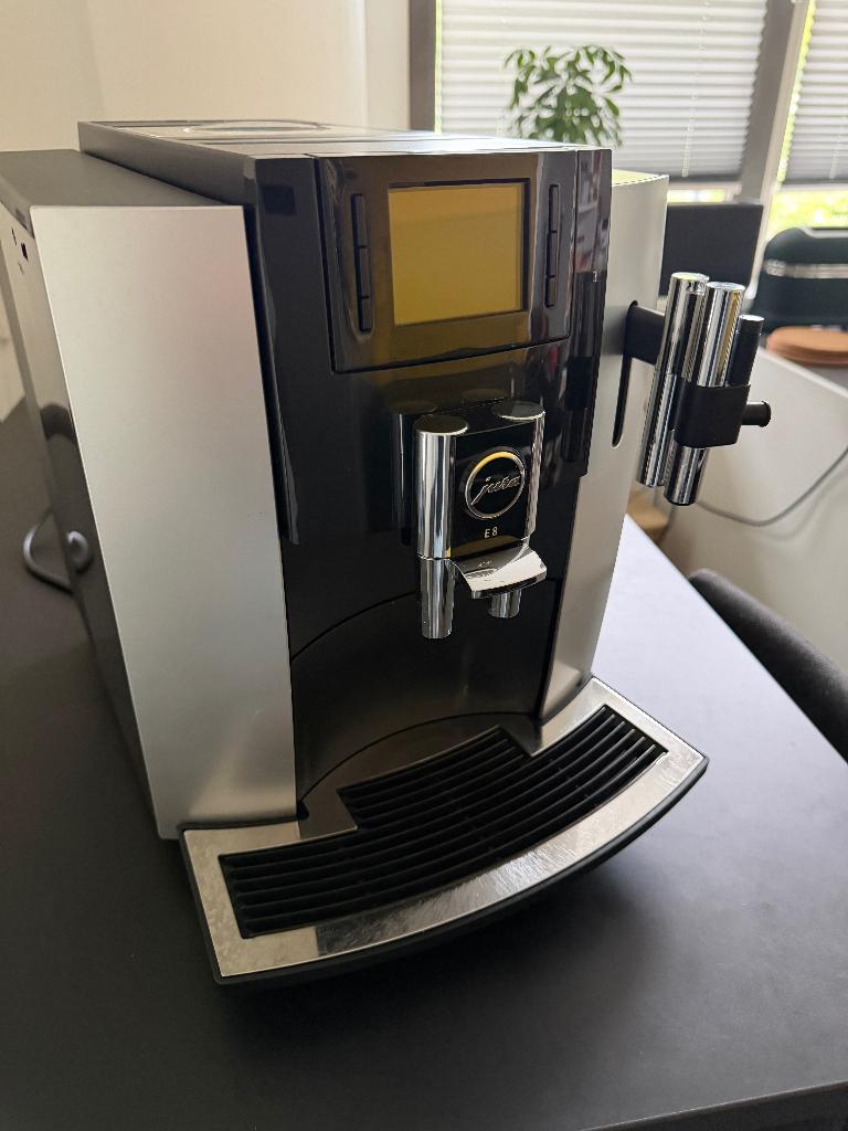 Jura E8, nieuwe zetgroep + groot onderhoud, Ophalen, Gebruikt, 10 kopjes of meer, Koffiemachine