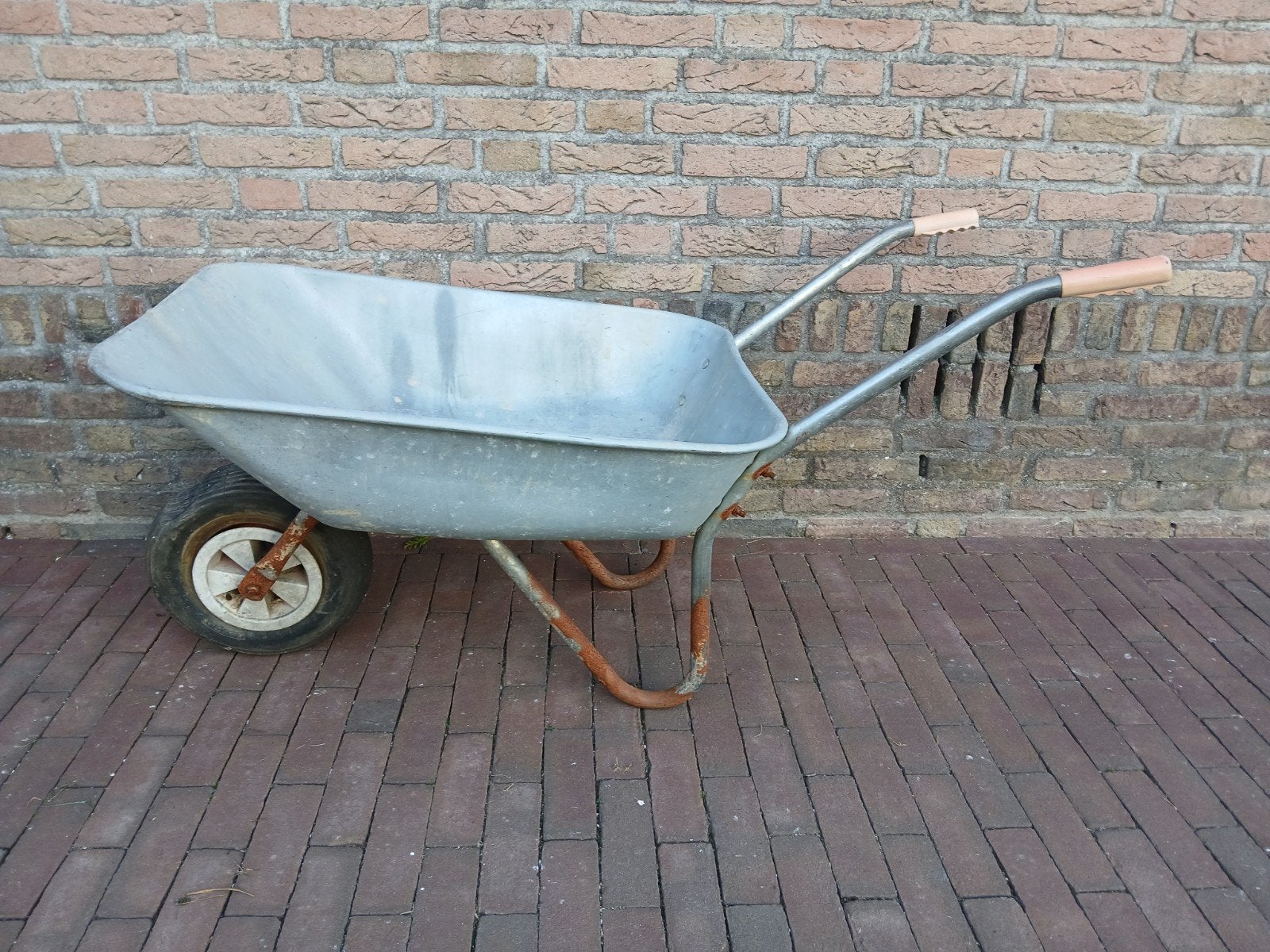 Kleine kruiwagen voor lichte werkzaamheden. Band lek., Ophalen, Gebruikt