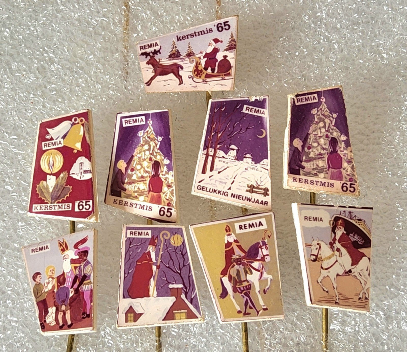 9 Vintage Remia Speldjes - Kerstmis en Nieuwjaar '65, Verzamelen, Ophalen of Verzenden, Gebruikt, Overige onderwerpen, Speldje of Pin