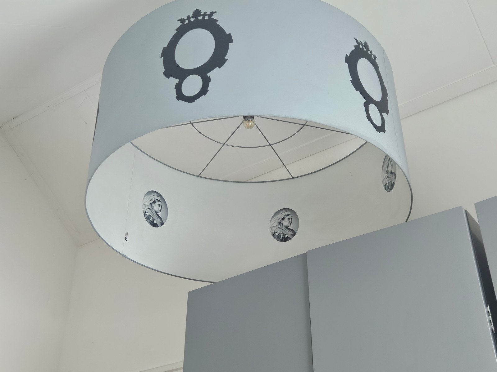 Design lamp Nicolette Brunklaus, 105 cm doorsnee, 50 cm hoog, Huis en Inrichting, Lampen | Hanglampen, Ophalen, Gebruikt, 50 tot 75 cm