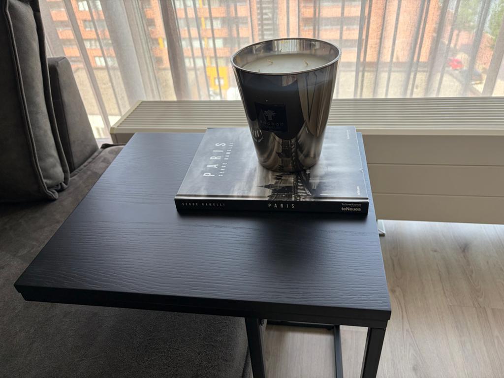 Zwarte bijzettafel/laptoptafel - Modern design, Huis en Inrichting, Tafels | Bijzettafels, Minder dan 55 cm, Zo goed als nieuw