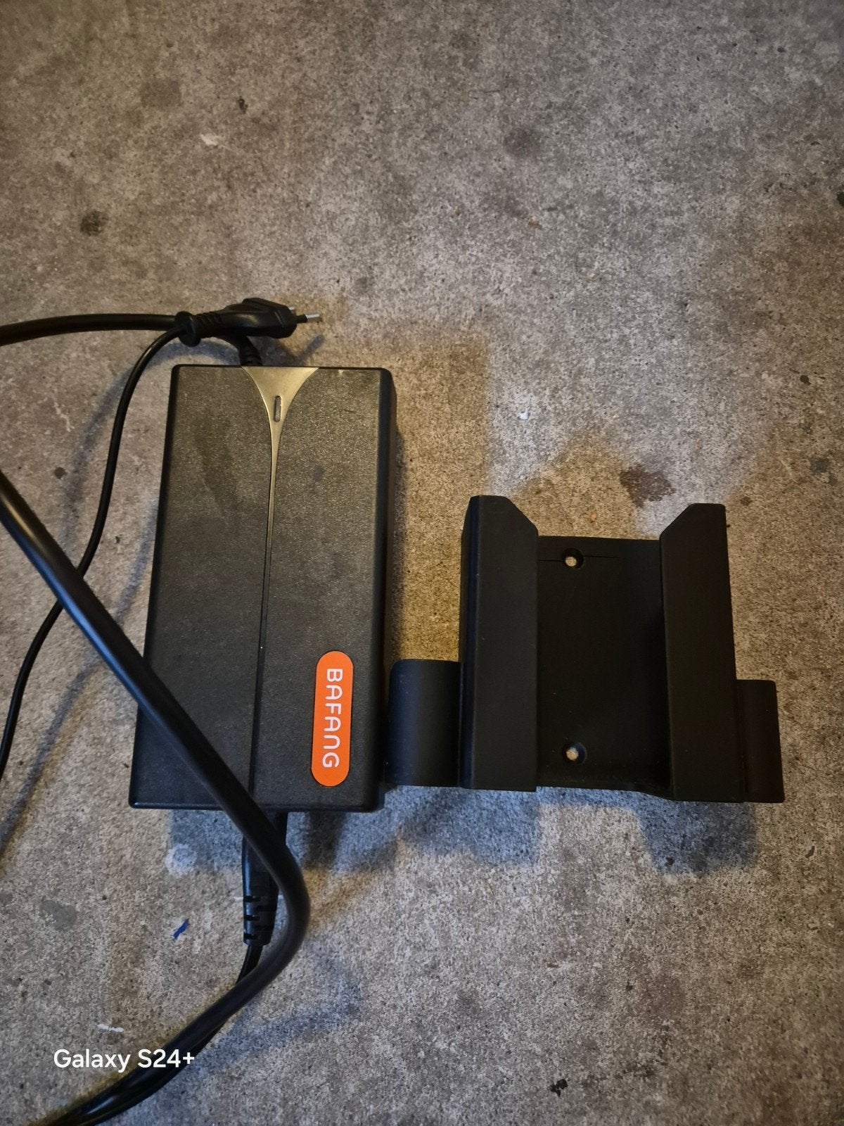 Bafang acculader 42V 2.5A met houder, Zo goed als nieuw