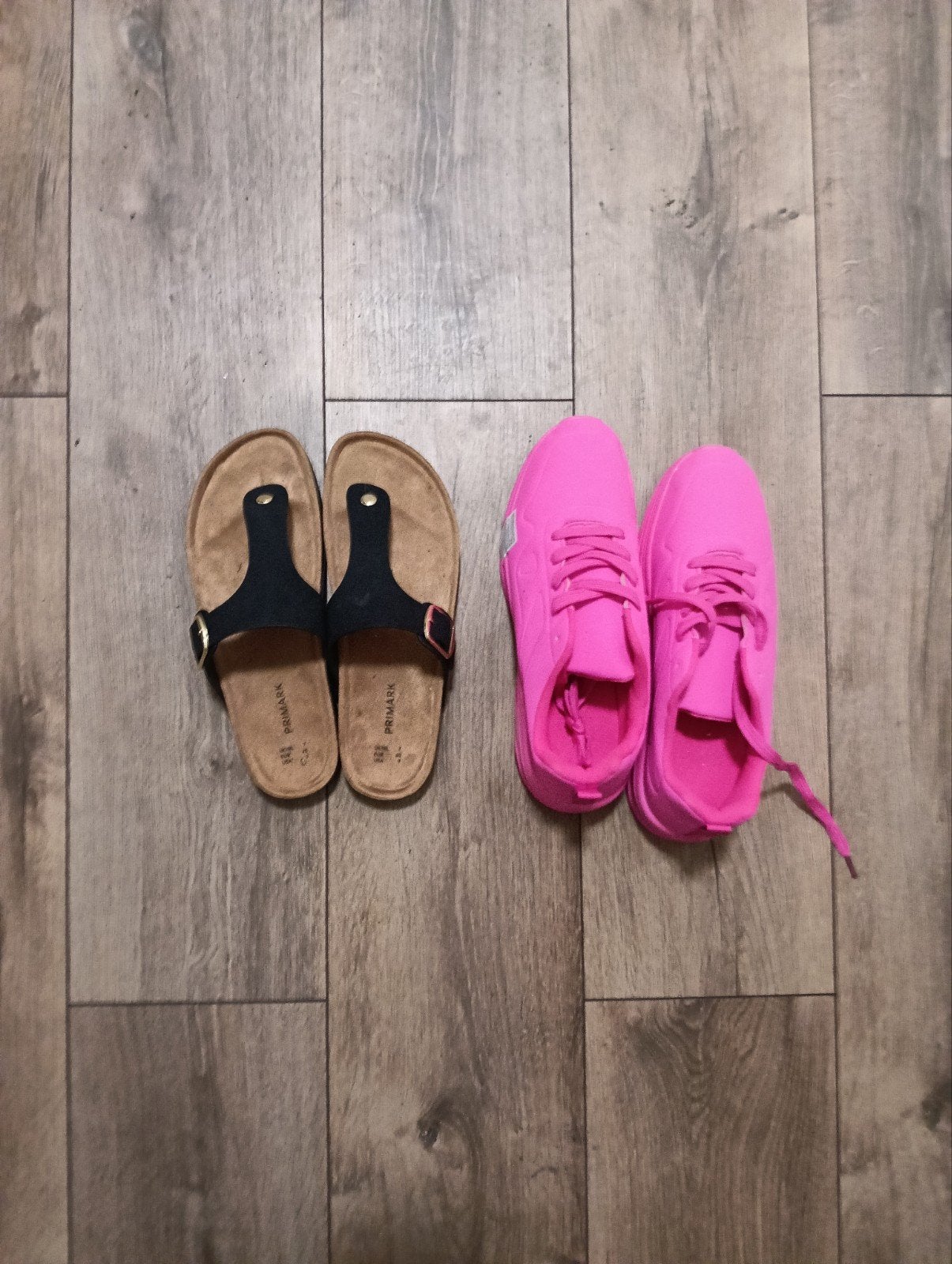 Foto 4 van Kledingkast, vloerkleden, lamp, slippers en schoenen