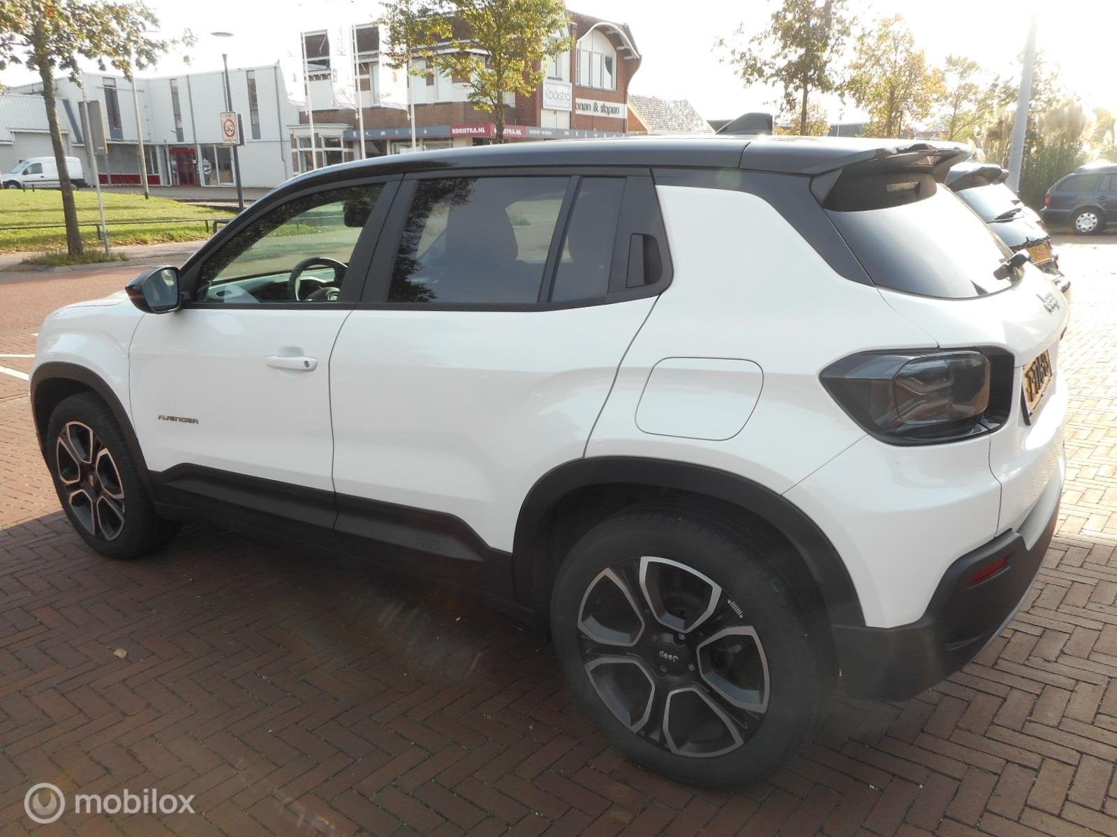 Jeep Avenger 1.2 Altitude JBL+KEYLESS+WINTERPACK, Auto's, Voorwielaandrijving, Dealer onderhouden, Gebruikt, 1199 cc
