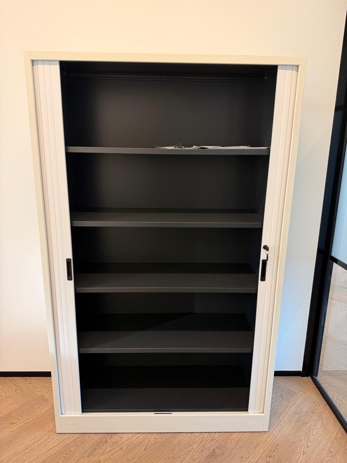 Hoge roldeurkasten, wit, 4 beschikbaar + kantoormeubilair, Ophalen, 100 tot 150 cm, Meerdere deuren, Zo goed als nieuw