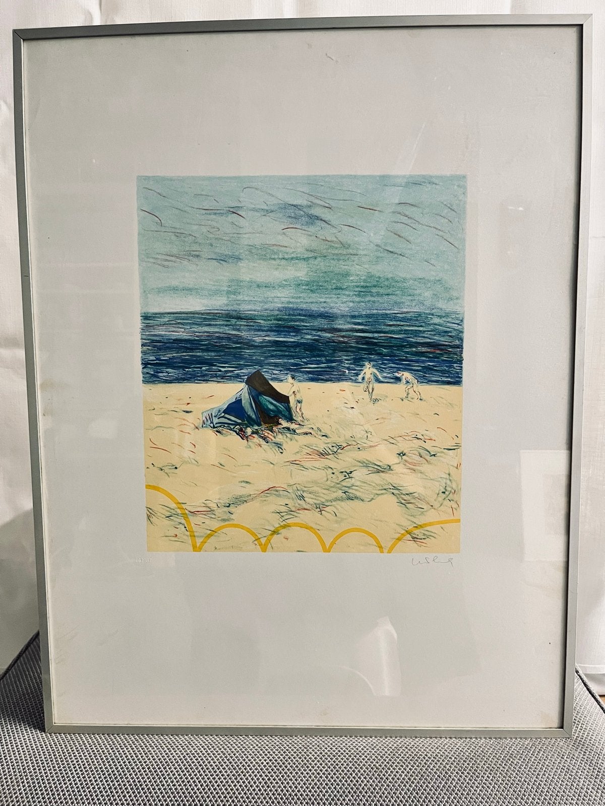 Marjan Plug zeefdruk strandgezicht met tent en figuren, Ophalen, 1950 - 1999, Gesigneerd, Landschap