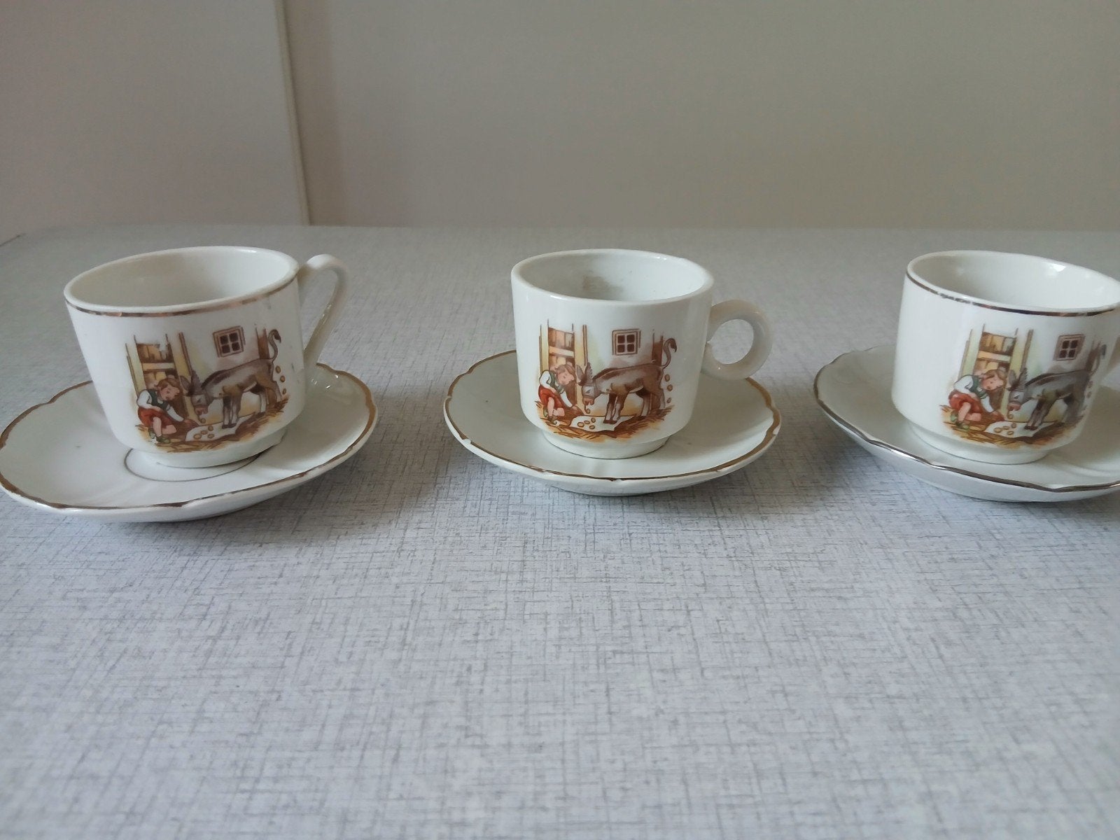 3 antieke kinderservies kop en schotels met ezelmoti, Ophalen of Verzenden, Gebruikt