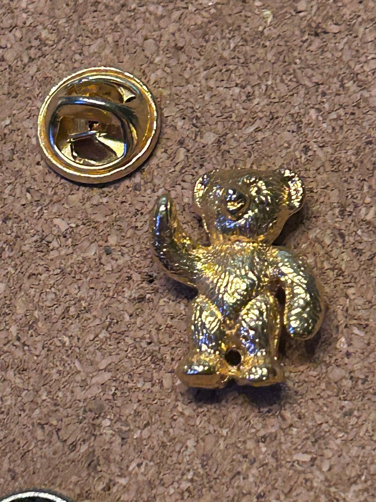 Gouden Teddybeer pin - Vintage Stijl, Ophalen of Verzenden, Zo goed als nieuw, Dier of Natuur, Speldje of Pin
