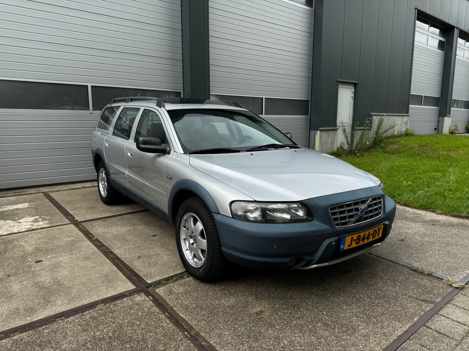 Volvo XC70 2.5 T Momentum | Trekhaak | Mem Seats | Nwe Distr, Auto's, Volvo, Automaat, 1800 kg, Zwart, XC70