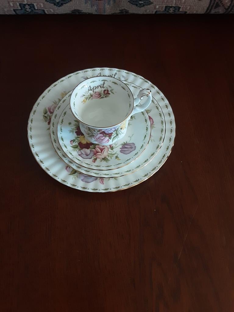 Royal Albert trio Flower of the Month April, Antiek en Kunst, Ophalen of Verzenden