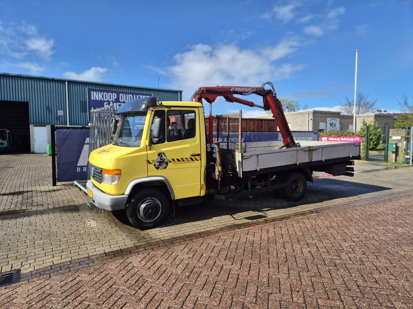 te koop mooie bakwagen met kraan, Auto's, Vrachtwagens, Diesel, Particulier, Te koop, Geel