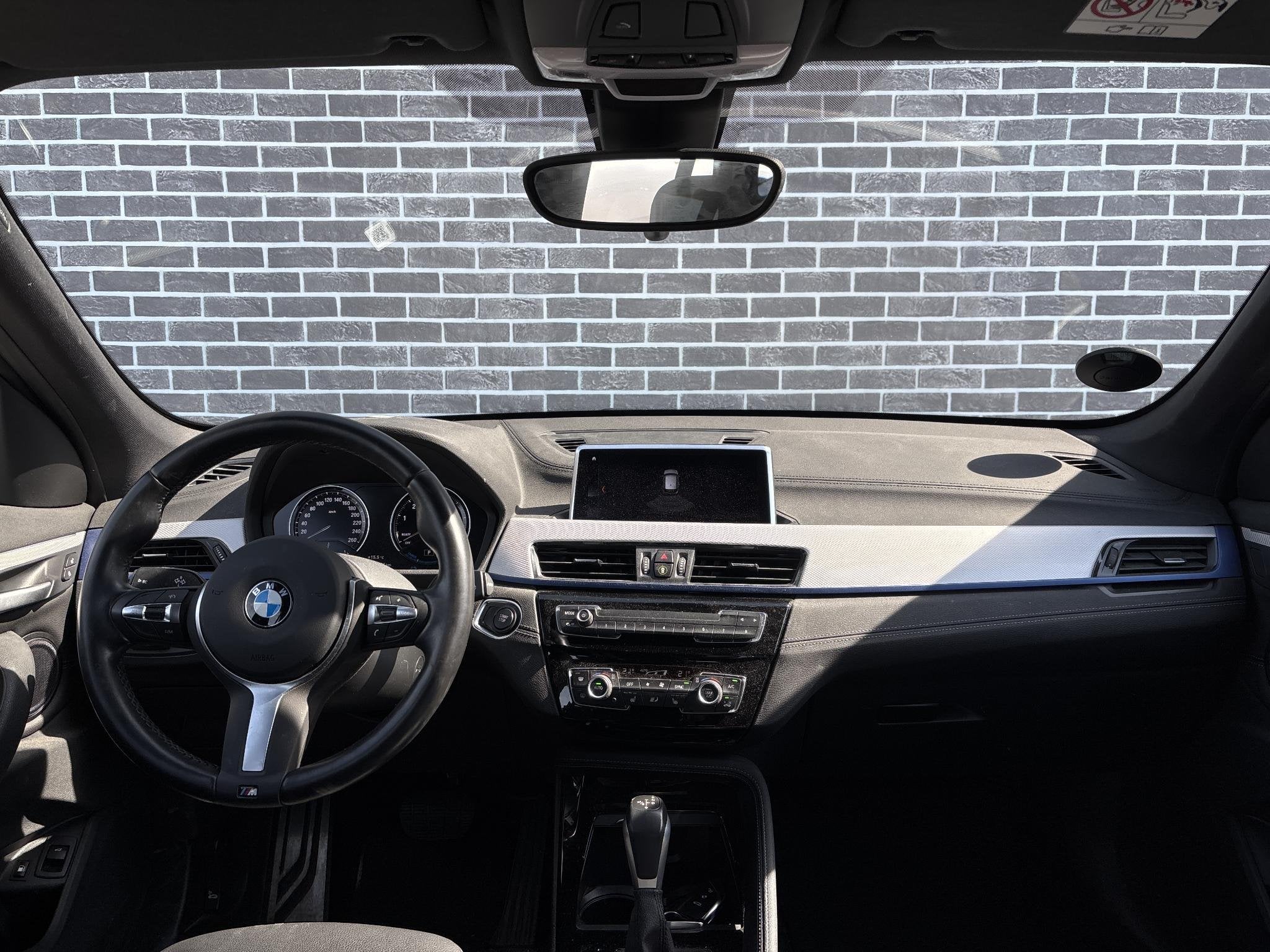BMW X1 xDrive25e Executive | M-Sport | Parkeersensoren | Ele, Auto's, Gebruikt, Euro 6, Leder en Stof, Wit