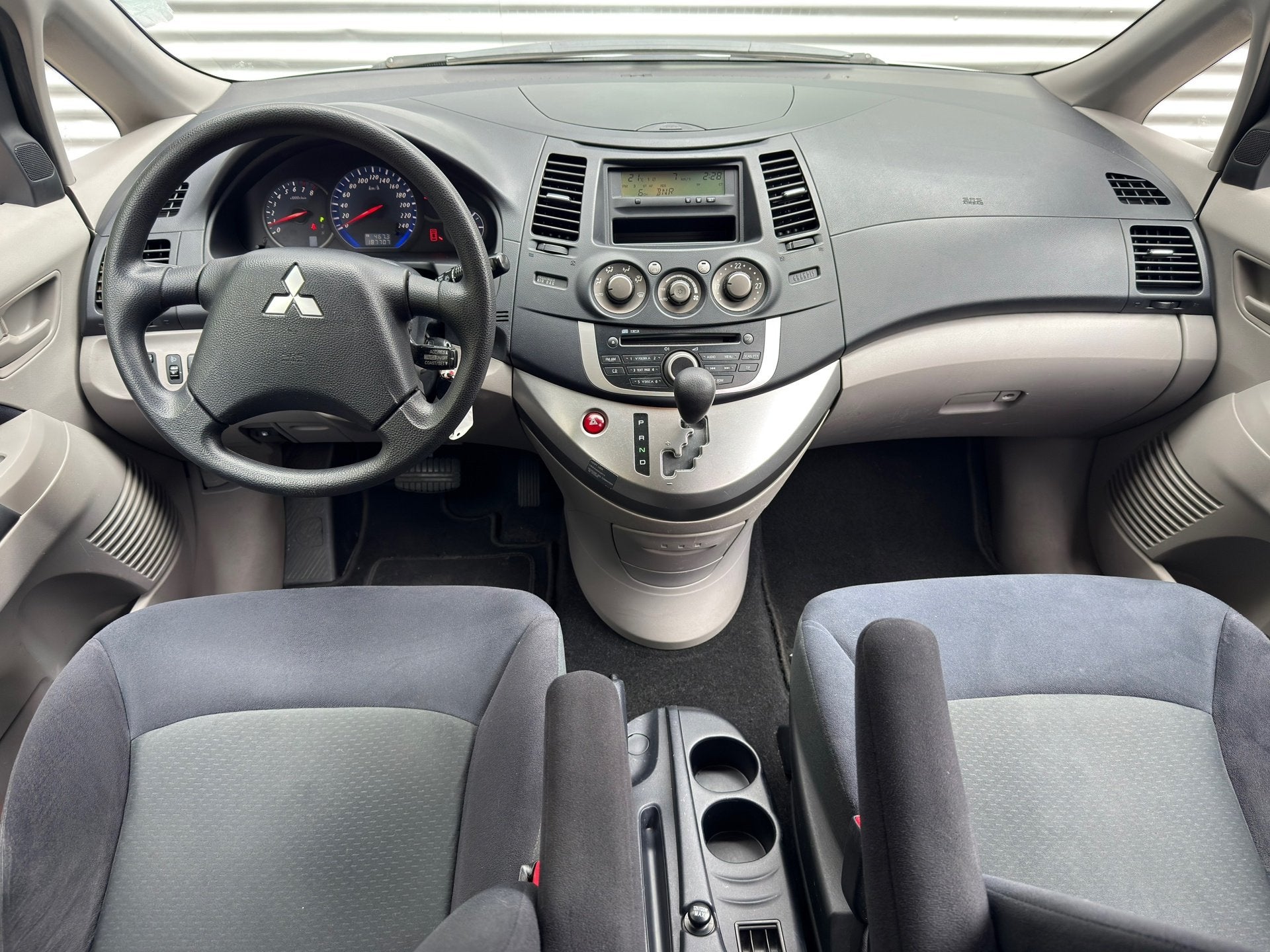 Mitsubishi Grandis 2.4-16V Intense 7persoons l Automaat l Xe, Auto's, Mitsubishi, Stof, Zwart, Automatische klimaatregeling, 7 stoelen