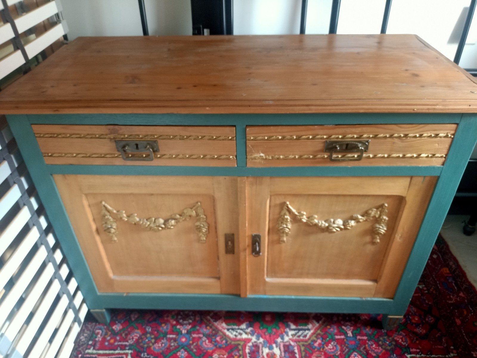 Vintage dressoir/kastje/commode met goudkleurige details, Kinderen en Baby's, Kinderkamer | Commodes en Kasten, Gebruikt, 50 tot 70 cm