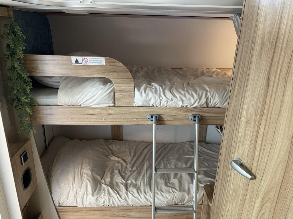 Eriba Feeling 515 Stapelbed, Standaardzit, Dwarsbed, Bedrijf, Schokbreker