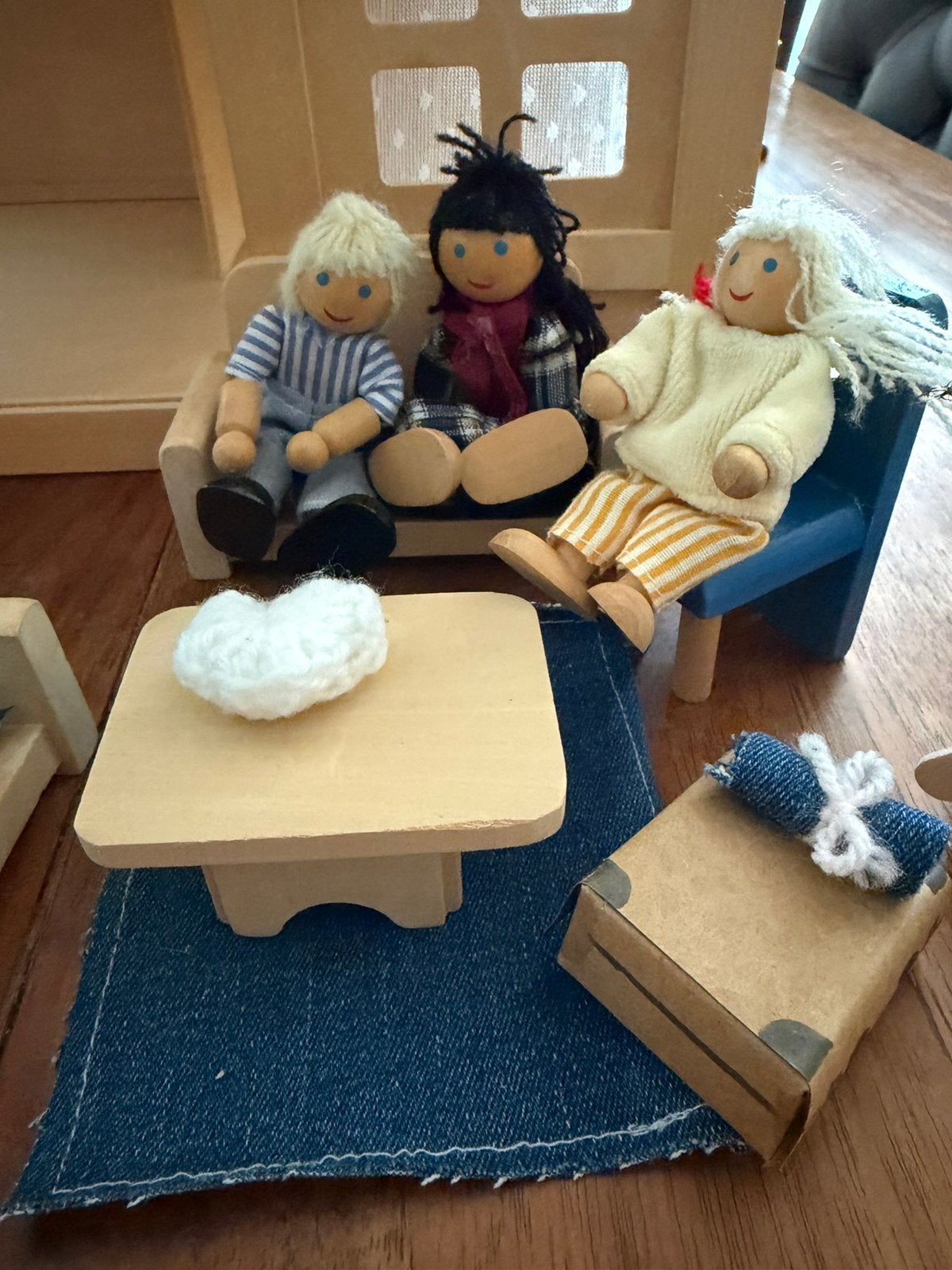 DRAAGBAAR HOUTEN POPPENHUIS MET MEUBELS EN POPPETJES., Ophalen, Gebruikt, Poppenhuis