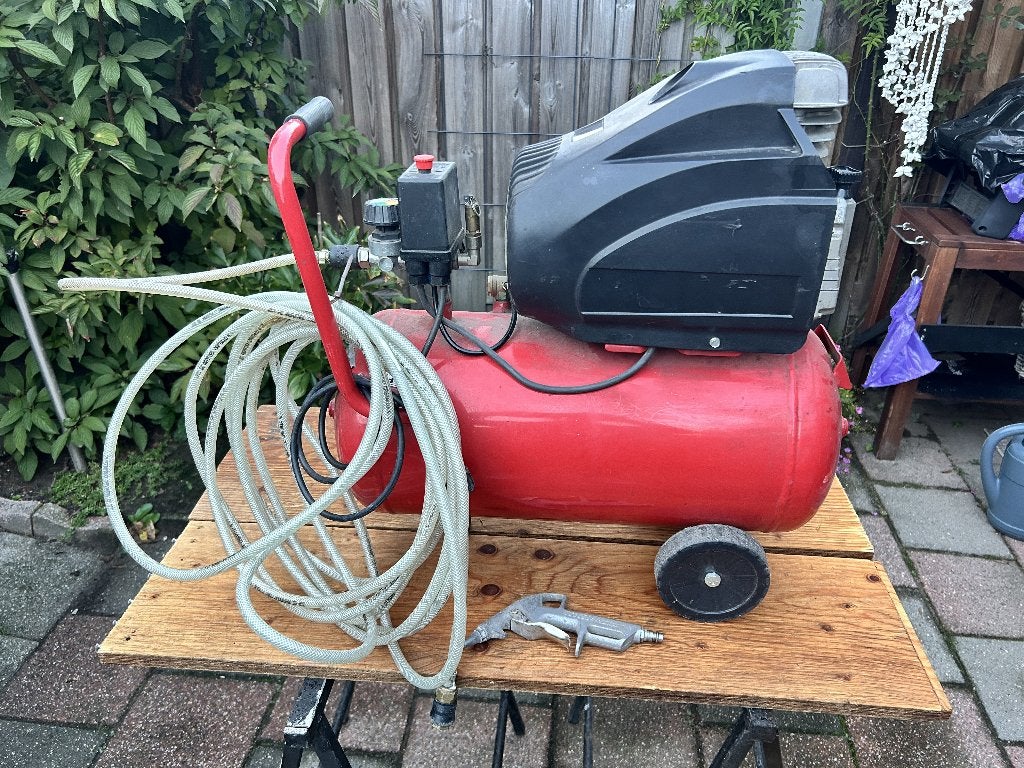RODA PROF Luchtcompressor met slang en luchtpistool, Ophalen, Gebruikt, 6 tot 10 bar, Minder dan 200 liter/min