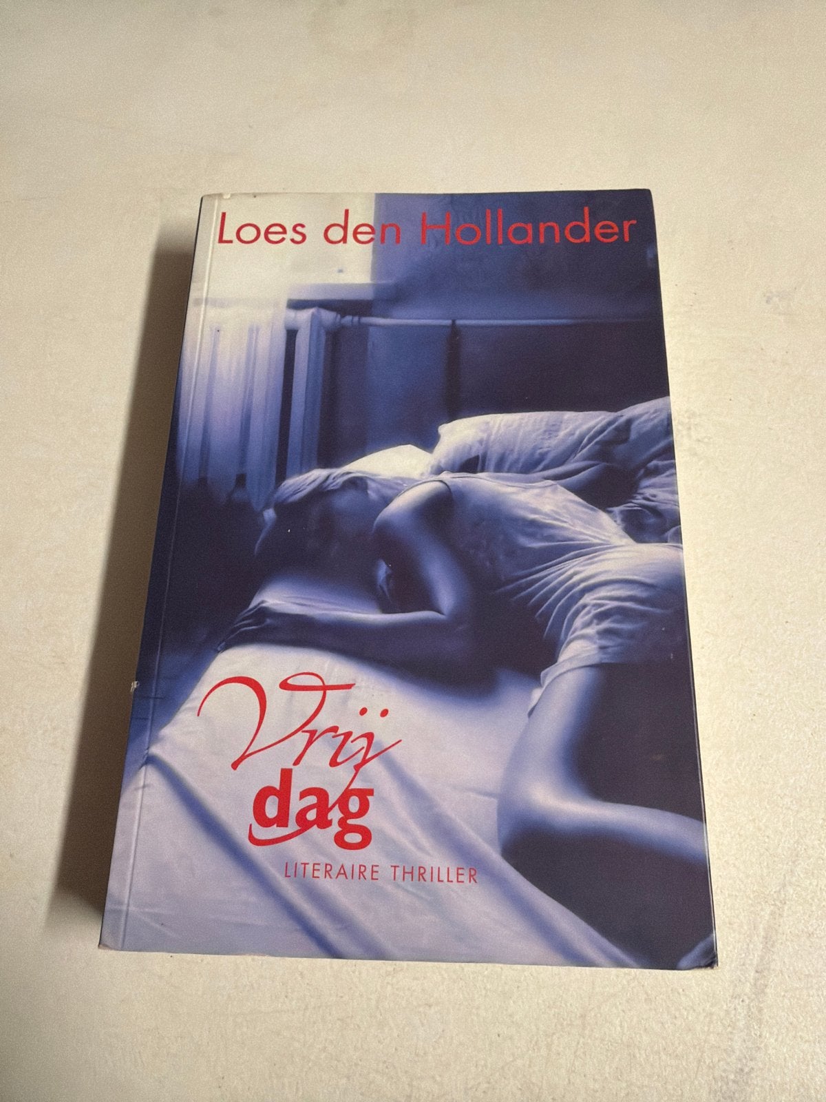 Vrijdag - Literaire thriller van Loes den Hollander, Ophalen of Verzenden, Gelezen, Nederland