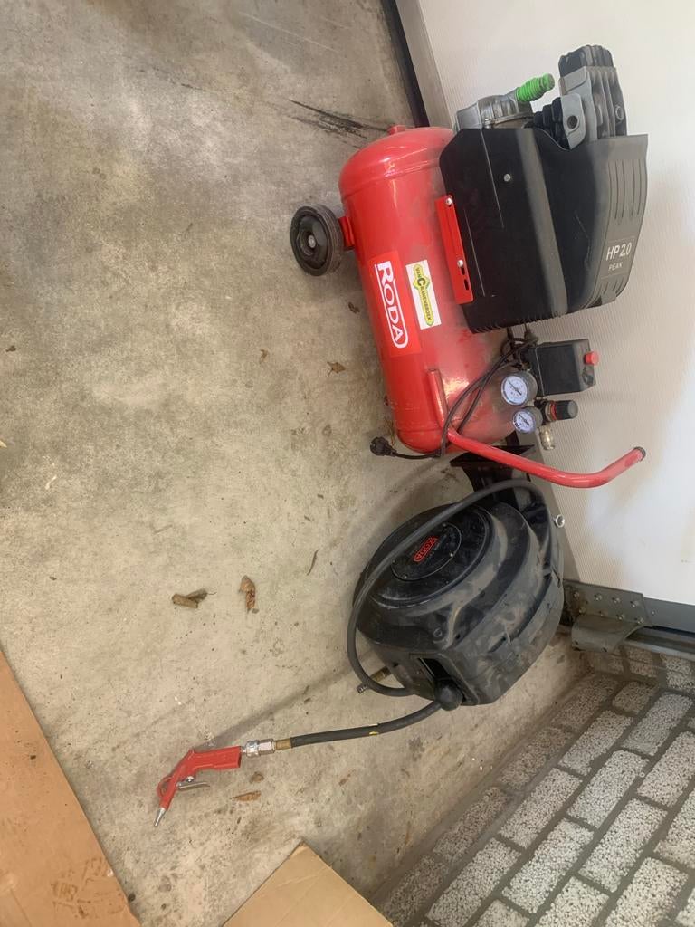 Rode Roda Compressor met katrol en blaaspistool, Doe-het-zelf en Verbouw, 25 tot 100 liter, Ophalen of Verzenden, Gebruikt, 6 tot 10 bar