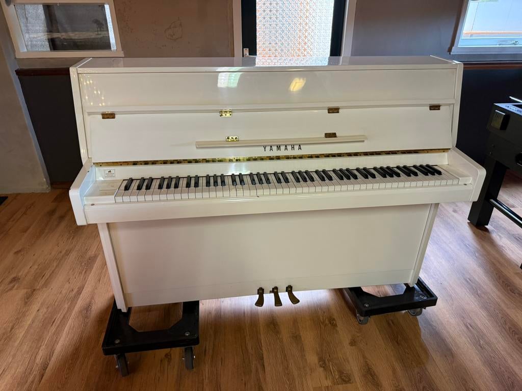 Yamaha M108 Piano wit met goud / messing, Muziek en Instrumenten, Ophalen, Gebruikt, Wit, Piano