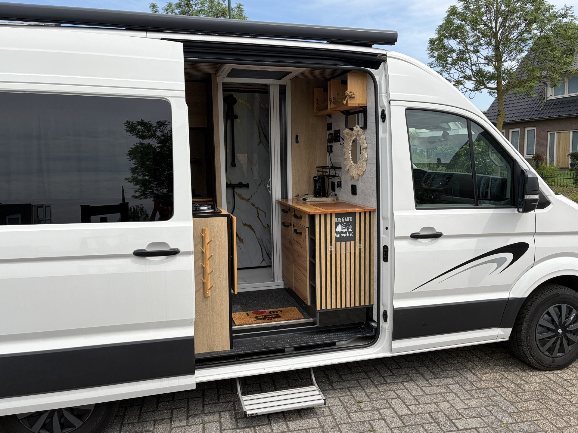Volkswagen Crafter Camper met nieuw interieur! Buscamper, Buscamper of Camperbus, Info@bluebedrijfswagens.nl, Tot en met 2, Bedrijf